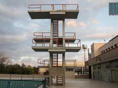 ...il che � evidente dall�alto trampolino in cemento con le ringhiere rosse che la domina